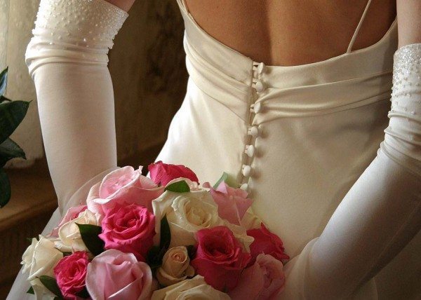 Dos de la robe de mariée avec bouquet
